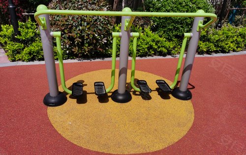 小區內部公園內康體設施齊備,有幼兒游樂區,有小涼亭供住戶休息